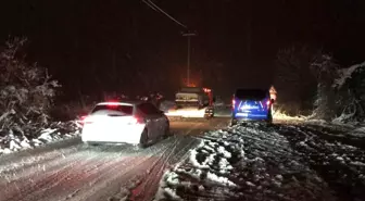 Yoğun kar yağışından ötürü onlarca araç, yüzlerce kişi mahsur kaldı