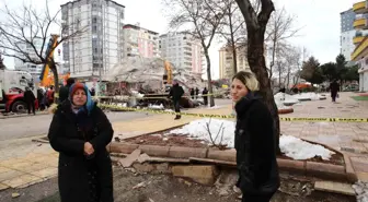 Acılı anne enkaz altındaki 2 çocuğu için gözyaşları arasında yardım istedi