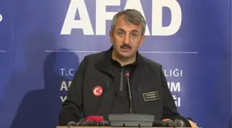 AFAD Başkanı Yunus Sezer: 'Can kaybı sayısı an itibarıyla 2 bin 921'ya yükseldi. Yaralı vatandaşımızın sayısı 15 bin 834'