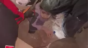 Ayaz ile ablası Ece Su'nun enkazdan kurtarılma anı kamerada