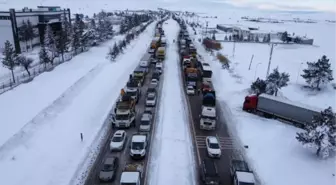Deprem bölgesine giden araçlar kar nedeniyle 10 kilometrelik kuyruk oluşturdu; yol dronla görüntülendi