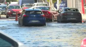 Deprem sonrası deniz seviyesinin yükseldiği İskenderun'da caddelerde su birikintileri oluştu