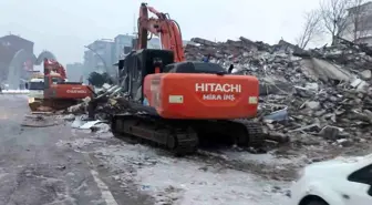 Enkaz altında kalan vatandaş ayağı kesilerek kurtarılabildi