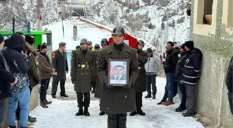 Enkazdan yaralı kurtuldu, eşi ve oğlunun cenazesine katıldı