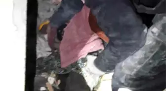 Erzincan itfaiyesi enkaz altından yaşlı kadını kurtardı