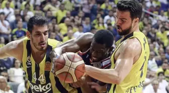 Fenerbahçeli basketbolcu Ahmet Düverioğlu'nun anneannesi depremde hayatını kaybetti, kuzeni enkaz altında