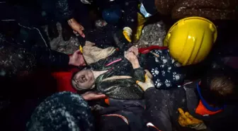 Kahramanmaraş Elbistan'da enkaz altında yaşam mücadelesi verdiler- Genç kadın kurtartılırken annesi hayatını kaybetti