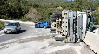 Sakar rampasında kum yüklü kamyon devrildi