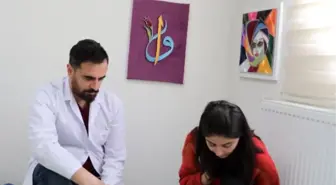 SOL EL VE AYAĞI İLE ÇİVİ ÇAKIP, FİLOGRAFİ TABLOLAR YAPIYOR