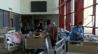 DEPREMZEDELER KORİDORDA TEDAVİ EDİLİYOR