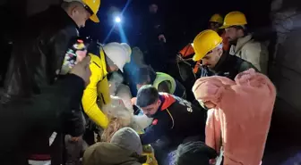 Hatay'da bir kişi Edirne AFAD ekiplerince 47 saat sonra deprem enkazından kurtarıldı