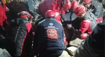 Hatay'da 65 saat sonra 10 yaşındaki Mehmet sağ kurtardı