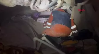 HATAY'DA MUCİZE KURTULUŞ; ÖMER ENKAZDAN 49 SAAT SONRA ÇIKARILDI