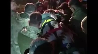 İZMİR İTFAİYESİ, 1'İ ÇOCUK 3 VATANDAŞI ENKAZDAN SAĞ OLARAK KURTARDI