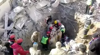 KAHRAMANMARAŞ'TA 55'İNCİ SAATTE 1'İ ÇOCUK 3 KİŞİ KURTARILDI