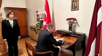 Letonya Dışişleri Bakanı, Türkiye'nin Riga Büyükelçiliği'ndeki taziye defterini imzaladı