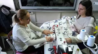 Öğretmen ve öğrenciler depremzedeler için battaniye dikiyor
