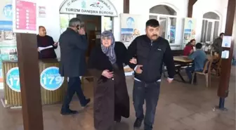 Antalya'ya getirilen depremzedeler, otellere yerleştiriliyor (2)