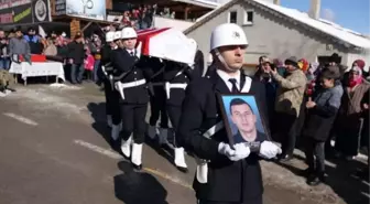 Depremde ölen polis memuru ve 2 yaşındaki kızı toprağa verildi