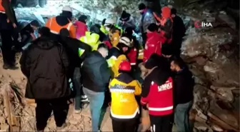 Eşi ve 3 çocuğunu kaybeden Müdür enkazdan sağ çıkartıldı