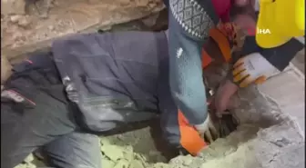 Hatay'daki 2 yaşındaki Mehmet 79 saat sonra sağ kurtarıldı