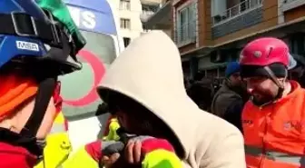 103 saat sonra yakınını kurtaran elleri ağlayarak öptü, sarıldı: 'Siz bir meleksiniz'