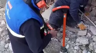 108'İNCİ SAATTE ANNE VE 3 ÇOCUĞU ENKAZDAN CANLI ÇIKARILDI