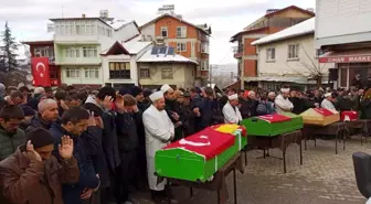 Depremde hayatını kaybeden 4 kişilik Selçuk ailesi Simav'da toprağa verildi