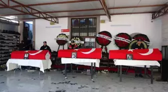 Depremde hayatını kaybeden polis memuru anne ve iki kızı Marmaris'te toprağa verildi