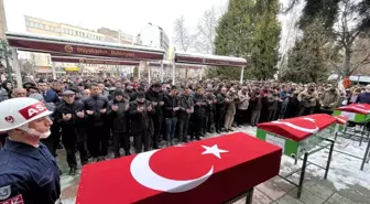 Depremde hayatını kaybeden uzman çavuş ve ailesi son yolculuğuna uğurlandı