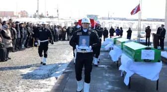 DEPREMDE YAŞAMINI YİTİREN POLİS MEMURU, EŞİ VE İKİ ÇOCUĞU TOPRAĞA VERİLDİ