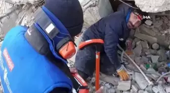 Depremin 108. saatinde 2 kardeş ve anne enkazdan canlı olarak çıkarıldı