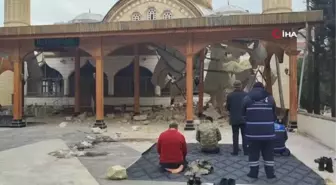 Kahramanmaraş'ta yıkılan caminin avlusunda ibadetlerini gerçekleştiriyorlar