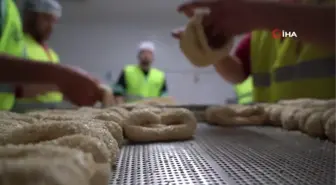 Öğrenciler, depremzedeler için her gün 5 bin simit üretmeye başladı