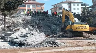 Ayşe-Mehmet Polat Sitesi'nde arama kurtarma çalışmaları 131 saattir sürüyor