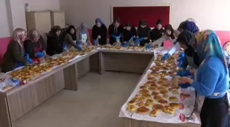 Depremzedeler için poğaça hazırlayıp, gönderdiler