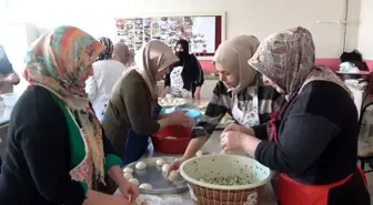 Muşlu kadınlar binlerce poğaça pişirerek deprem bölgesine gönderdi