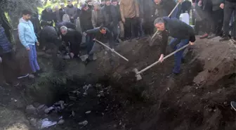 Hatay'da enkaz altında kalarak hayatını kaybeden 4 kişilik aile Cizre'de toprağa verildi