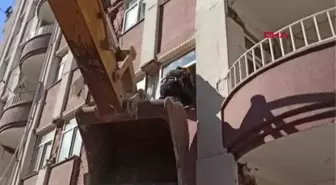 POLİS MEMURU, DEPREMDE YIKILAN BİNADA MAHSUR KALAN KEDİYİ KURTARDI