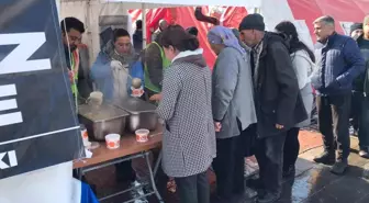 Selçuk Belediyesi Malatya'da yemek ve sosyal market çadırı kurdu