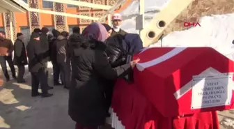 SİVAS-UZMAN ÇAVUŞ İLE EŞİ DEPREMDE ÖLDÜ; 3 YAŞINDAKİ OĞLU KURTULDU