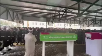 Ebrar sitesinde enkazdan çıkarılan Uzman Çavuş Yaman, eşi ve iki çocuğu toprağa verildi