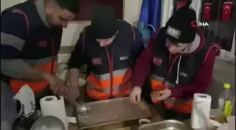 Depremzede çocuğa doğum günü sürprizi