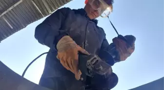 ENKAZDA 8 YAKININI KAYBEDEN LİSELİ VEYSEL, DEPREMZEDELERE SOBA YAPIYOR