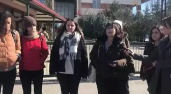 İzmir'de Kadın Öğrenciler Üniversitelerde Uzaktan Eğitim Kararını Protesto Etti