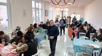 Mucur Belediyesi'nden depremzedelere çay ve yemek ikramı