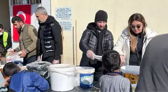 Aslı Hünel... DEPREMZEDELERE YEMEK DAĞITTI!