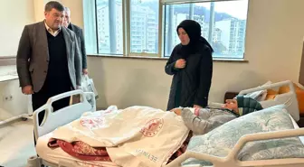 Belediye Başkanı Şenlikoğlu, depremzedeleri hastanede ziyaret etti