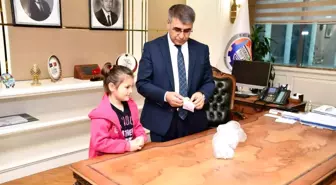 Biriktirdiği paraları ve oyuncaklarını deprem bölgesine gönderdi