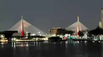 Boston'un sembol köprüleri kırmızı beyazla ışıklandırıldı